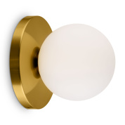 настенный светильник с белым сферическим плафоном на латунной основе