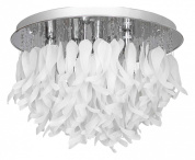 потолочная люстра с множеством подвесок в виде белых лепестков на зеркальной арматуре