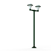 уличный фонарь с двумя рожками и купольными плафонами на зелёной опоре