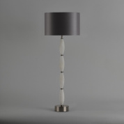 высокая настольная лампа с тёмным абажуром и секционной стойкой