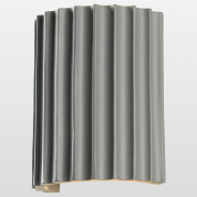 настенный светильник накладного типа с рифленым серо-белым корпусом