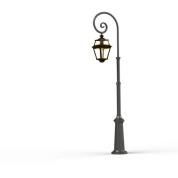 уличный фонарь золотистого оттенка на изогнутом кронштейне с прозрачным плафоном