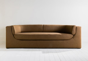 диван с низкой посадкой и плавной обтекаемой формой