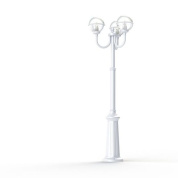 уличный фонарный столб с тремя плафонами белого оттенка