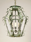 декоративный подвесной фонарь из окрашенного стекла с металлическими элементами