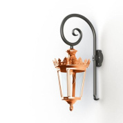 настенный уличный фонарь на изогнутом кронштейне с прозрачным плафоном и медным корпусом