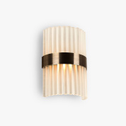 настенный светильник с изогнутым плафоном из стеклянных трубок