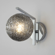 настенное бра с шарообразным декоративным стеклянным плафоном на кронштейне