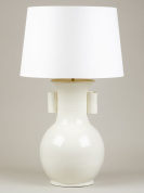 настольная лампа из глазурованной керамики с гладким корпусом и тканевым абажуром