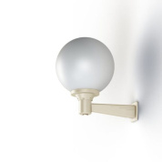 настенное бра бежевого цвета с шарообразным плафоном из матового стекла