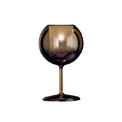 настольная лампа с полупрозрачным абажуром шарообразной формы цвета дымчатого стекла