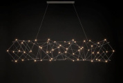 подвесная люстра с вытянутой горизонтальной геометрической конструкцией и множеством источников света
