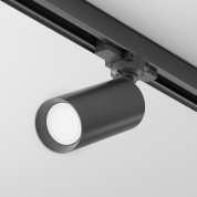 трековый прожектор черного цвета с цилиндрическим корпусом для трехфазного трека Trinity