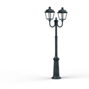 двухрожковый уличный фонарь на столбе с куполообразными плафонами зелёного оттенка