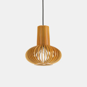 подвесной светильник из дерева с округлым абажуром ламельной конструкции