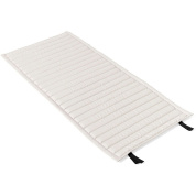 кресло для отдыха с мягким стёганым сиденьем кремово-белого цвета