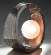 настольный светильник с круглым каменным корпусом и встроенным источником света