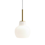 подвесной светильник с шарообразным плафоном из опалового стекла и латунной вставкой