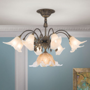 подвесная люстра на восемь рожков с декоративными стеклянными плафонами