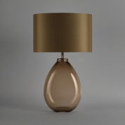 настольная лампа с золотистым абажуром и овальным керамическим основанием
