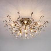 потолочная люстра с множеством стеклянных плафонов на золотистых рожках