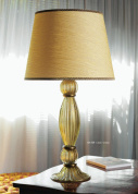 настольная лампа с тканевым абажуром на короткой ножке