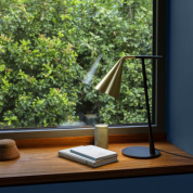 настольная лампа с поворотным плафоном и металлическим каркасом