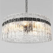 подвесная люстра с овальной формой и подвесными стеклянными элементами