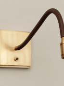 настенный светильник для чтения с латунным креплением и изогнутой штангой