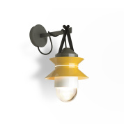 уличный настенный светильник с плафоном в жёлтых тонах