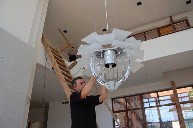 Установка люстры PH Artichoke Glass от Louis Poulsen в загородном доме