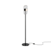 торшер черного цвета с круглым плафоном на тонкой стойке