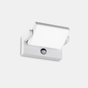 уличный настенный светильник белого цвета с датчиком движения