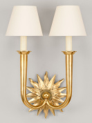двухрожковый настенный светильник с декоративным элементом в форме солнца из латуни