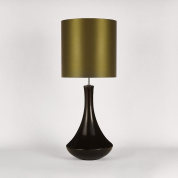 настольная лампа с вытянутым металлическим корпусом и оливковым абажуром