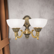 двухрожковое настенное бра классической формы с матовыми чашеобразными плафонами и бронзовой фурнитурой