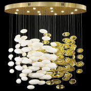 подвесной светильник с подвесками в форме капель и круглым корпусом цвета золота