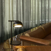 напольная лампа с металлическим абажуром куполообразной формы на прямой опоре