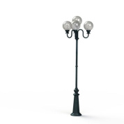 уличный фонарный столб зелёного цвета с тремя плафонами в классическом стиле