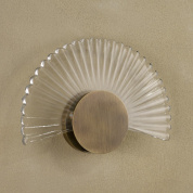 настенный светильник с веерообразным стеклянным элементом и латунным основанием