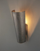 настенное бра с изогнутым металлическим корпусом бронзового цвета и направленным светом