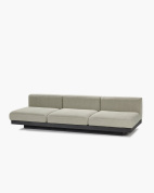 трехместная скамья с мягкими подушками для интерьера