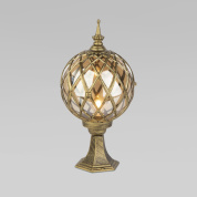 уличный наземный фонарь с декоративной металлической решеткой и стеклянным плафоном на основании