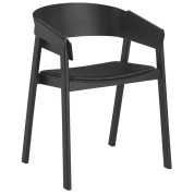 кожаное кресло чёрного цвета с деревянным основанием