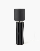 настольная лампа с цилиндрическим абажуром и вертикальным глянцевым основанием