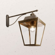 настенный уличный фонарь с прозрачным стеклом и корпусом из состаренной латуни