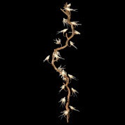 подвесная люстра в виде каскада из хрустальных элементов на металлической основе