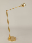 торшер с поворотным кронштейном и узким направленным плафоном из латуни