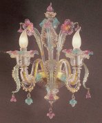 настенное бра с цветными стеклянными декоративными элементами и фигурным рожком