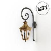 настенное бра латунного цвета с прозрачным плафоном и декоративным кронштейном